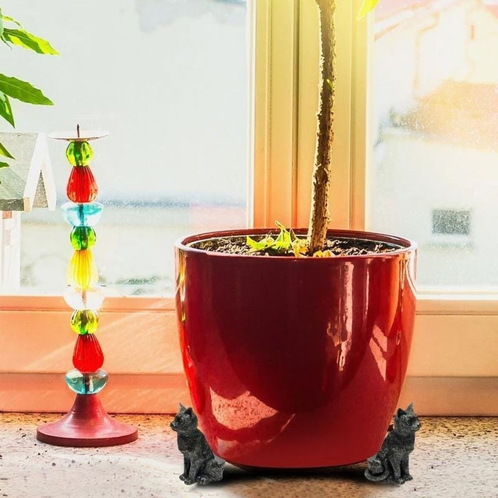 Dekorative pottefødder med dyretema: kanin, kat og hund, lavet af harpiks, til haven og indendørs brug.