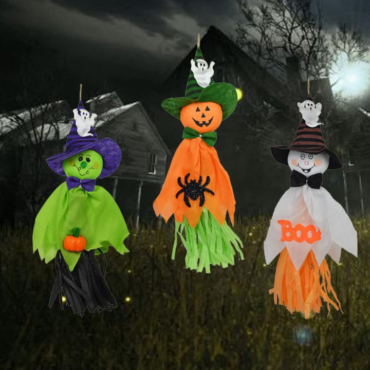 "Kolme erilaista roikkuvaa Halloween-kummitusta; noidanhattu, hymyilevät kasvot, kurpitsat ja hämähäkit."