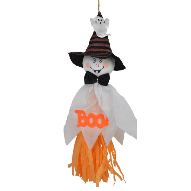 "Kolme erilaista roikkuvaa Halloween-kummitusta; noidanhattu, hymyilevät kasvot, kurpitsat ja hämähäkit."