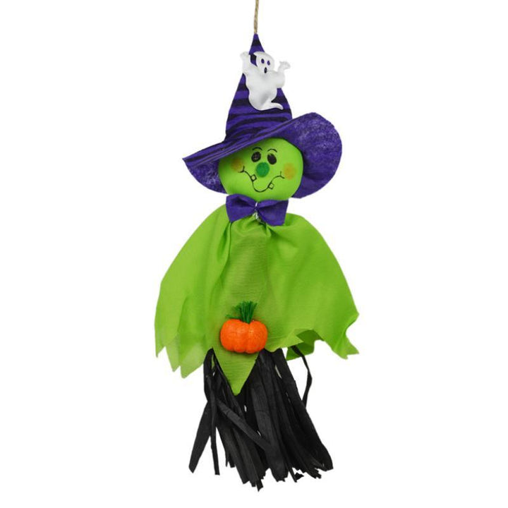 "Kolme erilaista roikkuvaa Halloween-kummitusta; noidanhattu, hymyilevät kasvot, kurpitsat ja hämähäkit."