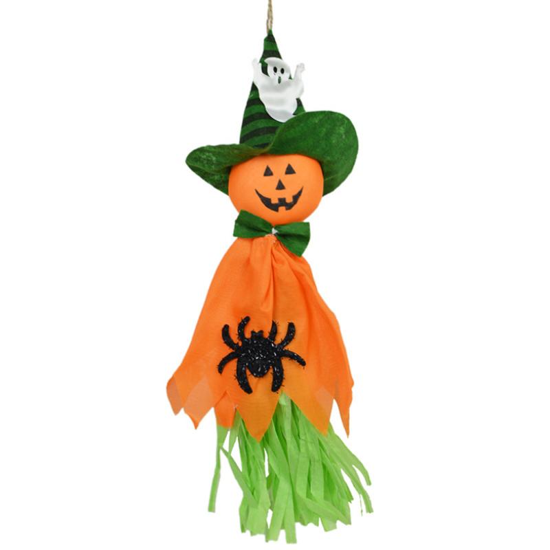 "Kolme erilaista roikkuvaa Halloween-kummitusta; noidanhattu, hymyilevät kasvot, kurpitsat ja hämähäkit."