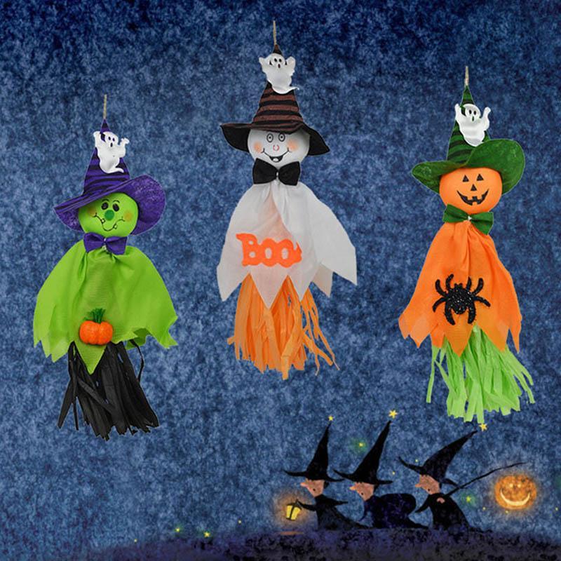 "Kolme erilaista roikkuvaa Halloween-kummitusta; noidanhattu, hymyilevät kasvot, kurpitsat ja hämähäkit."