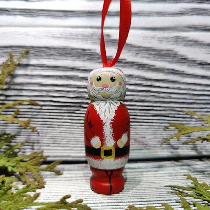 Kolmen puisen joulupukkikoristeen setti, käsinmaalattu punavalkoisin värein, täydellinen joulun sisustukseen.