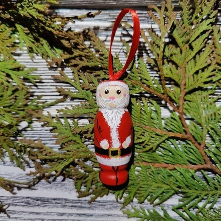 Kolmen puisen joulupukkikoristeen setti, käsinmaalattu punavalkoisin värein, täydellinen joulun sisustukseen.