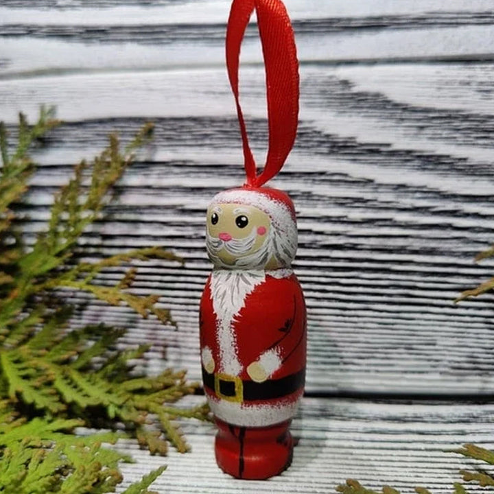 Kolmen puisen joulupukkikoristeen setti, käsinmaalattu punavalkoisin värein, täydellinen joulun sisustukseen.