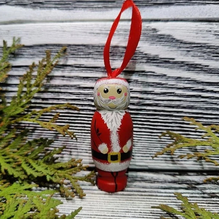 Kolmen puisen joulupukkikoristeen setti, käsinmaalattu punavalkoisin värein, täydellinen joulun sisustukseen.
