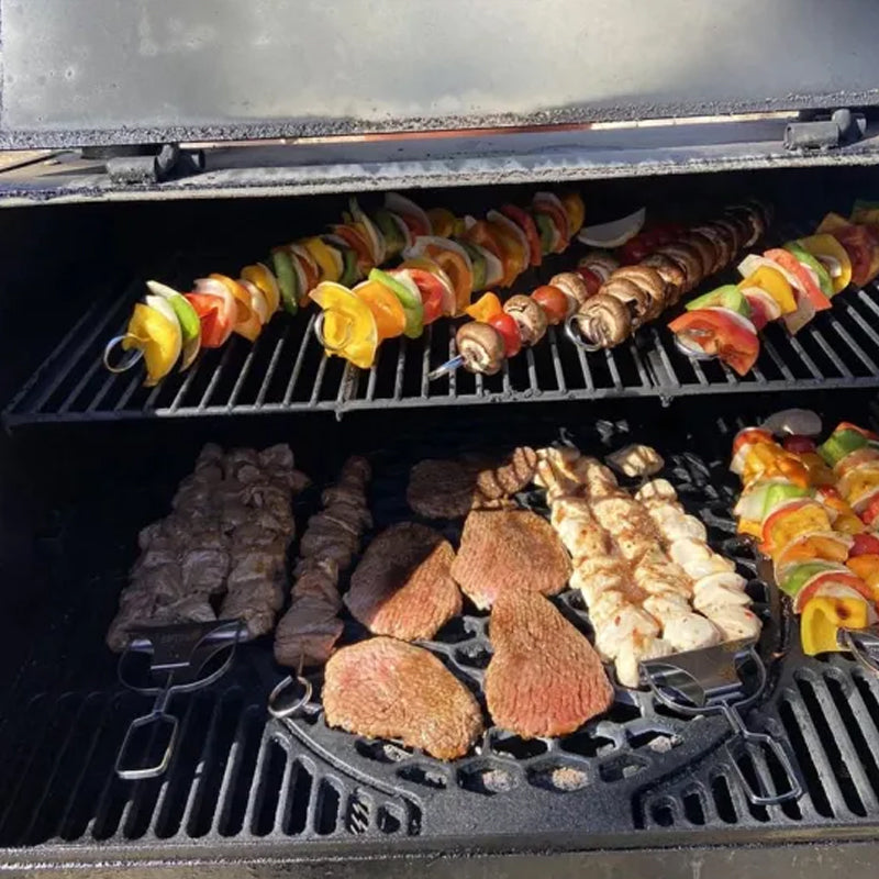 Grillspyd i rustfrit stål med tre kroge, moderne og holdbart design i rustfrit stål, plads til flere ingredienser.
