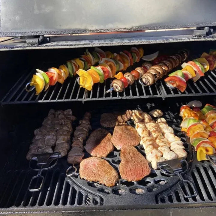 Grillspyd i rustfrit stål med tre kroge, moderne og holdbart design i rustfrit stål, plads til flere ingredienser.