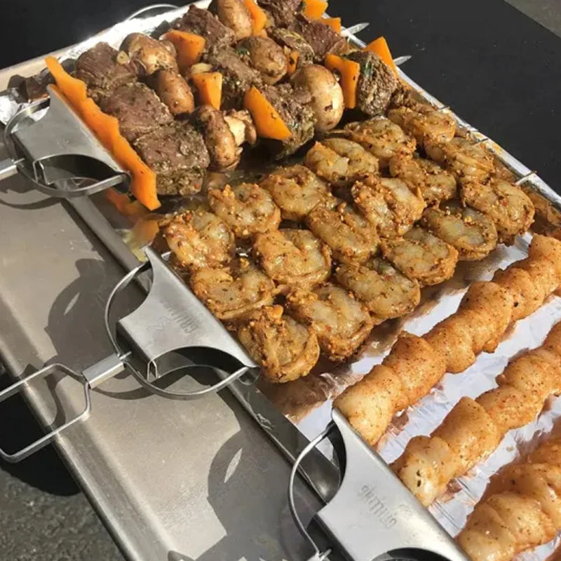 Grillspyd i rustfrit stål med tre kroge, moderne og holdbart design i rustfrit stål, plads til flere ingredienser.