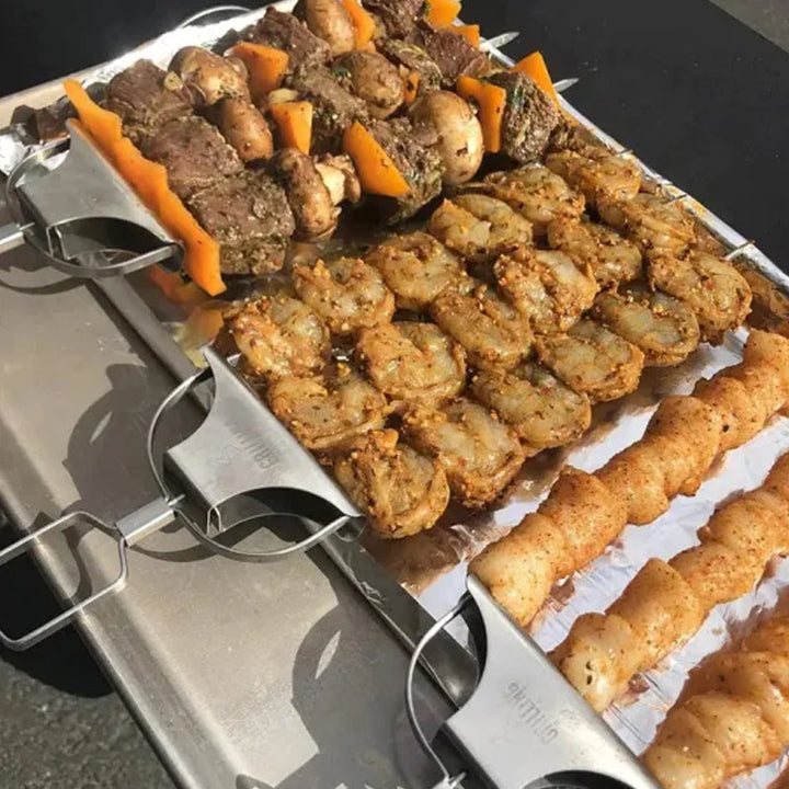 Grillspyd i rustfrit stål med tre kroge, moderne og holdbart design i rustfrit stål, plads til flere ingredienser.
