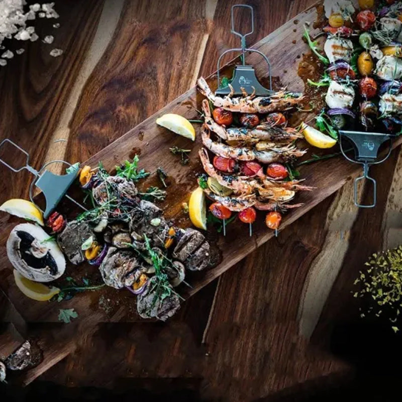 Grillspyd i rustfrit stål med tre kroge, moderne og holdbart design i rustfrit stål, plads til flere ingredienser.
