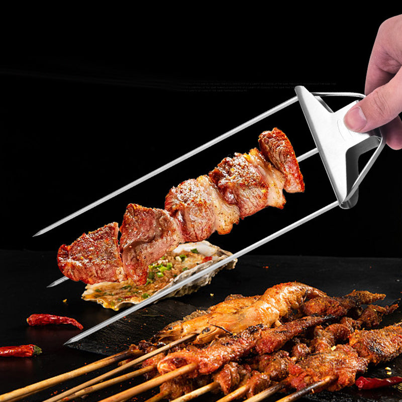 Grillspyd i rustfrit stål med tre kroge, moderne og holdbart design i rustfrit stål, plads til flere ingredienser.