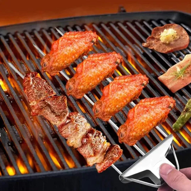 Grillspyd i rustfrit stål med tre kroge, moderne og holdbart design i rustfrit stål, plads til flere ingredienser.