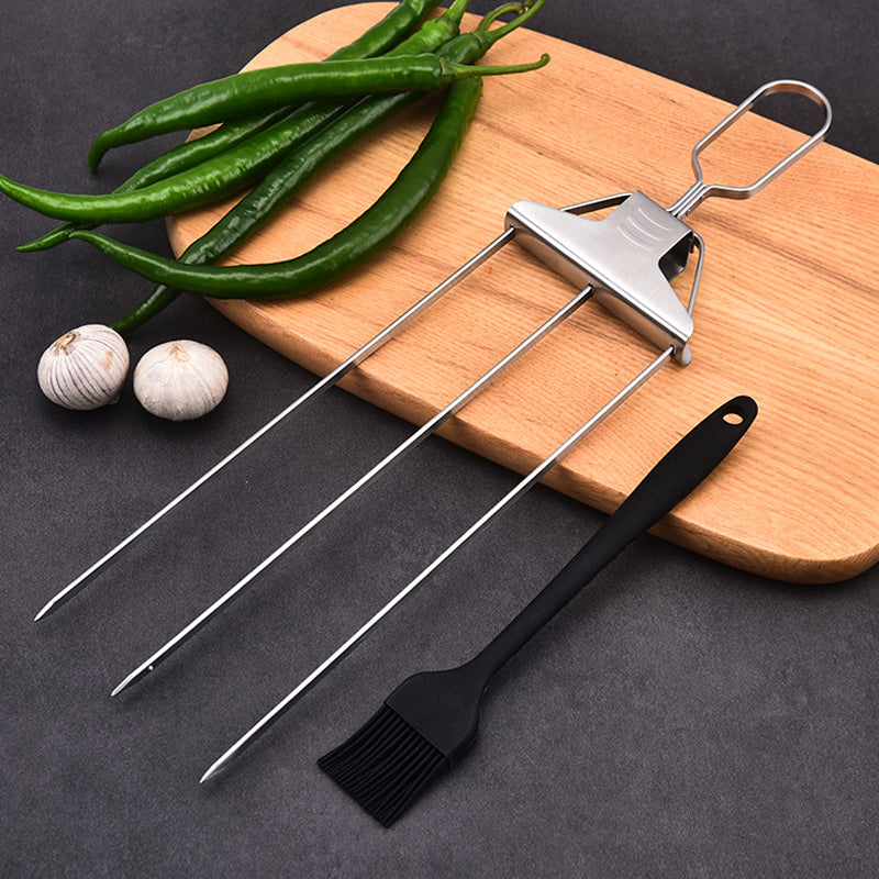 Grillspyd i rustfrit stål med tre kroge, moderne og holdbart design i rustfrit stål, plads til flere ingredienser.