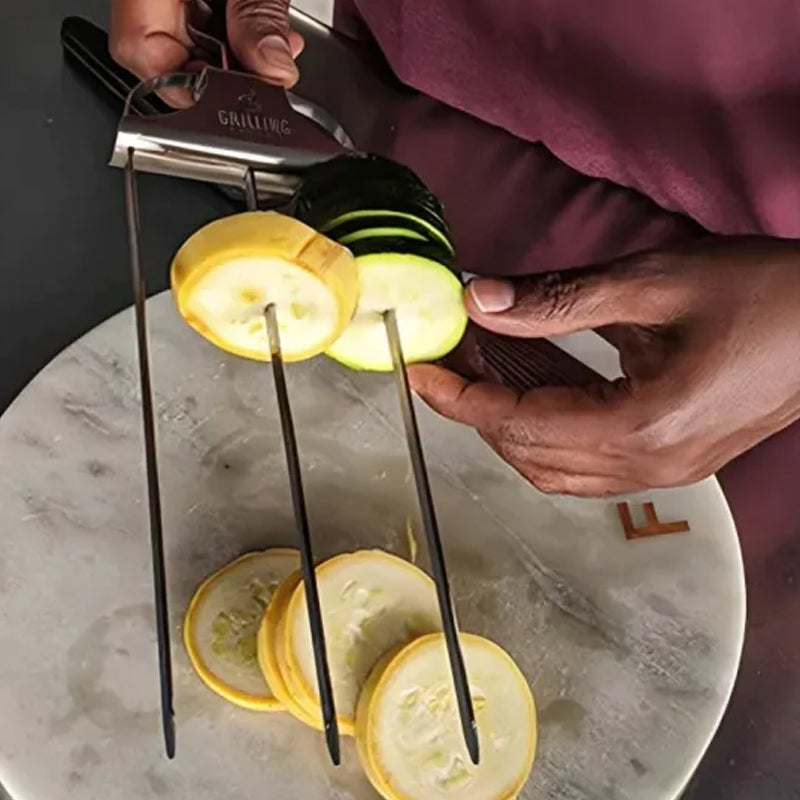 Grillspyd i rustfrit stål med tre kroge, moderne og holdbart design i rustfrit stål, plads til flere ingredienser.