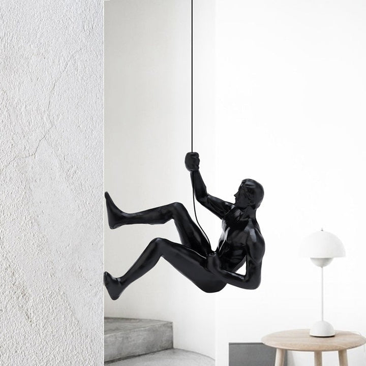3D vægklatrefigur, sort figur der klatrer på en lodret overflade, moderne boligdekoration.
