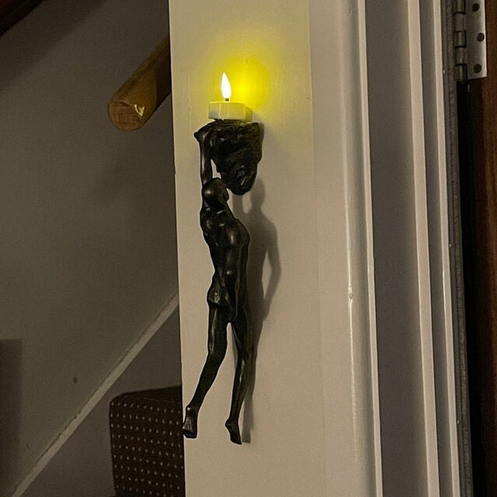 3D vægklatrefigur, sort figur der klatrer på en lodret overflade, moderne boligdekoration.