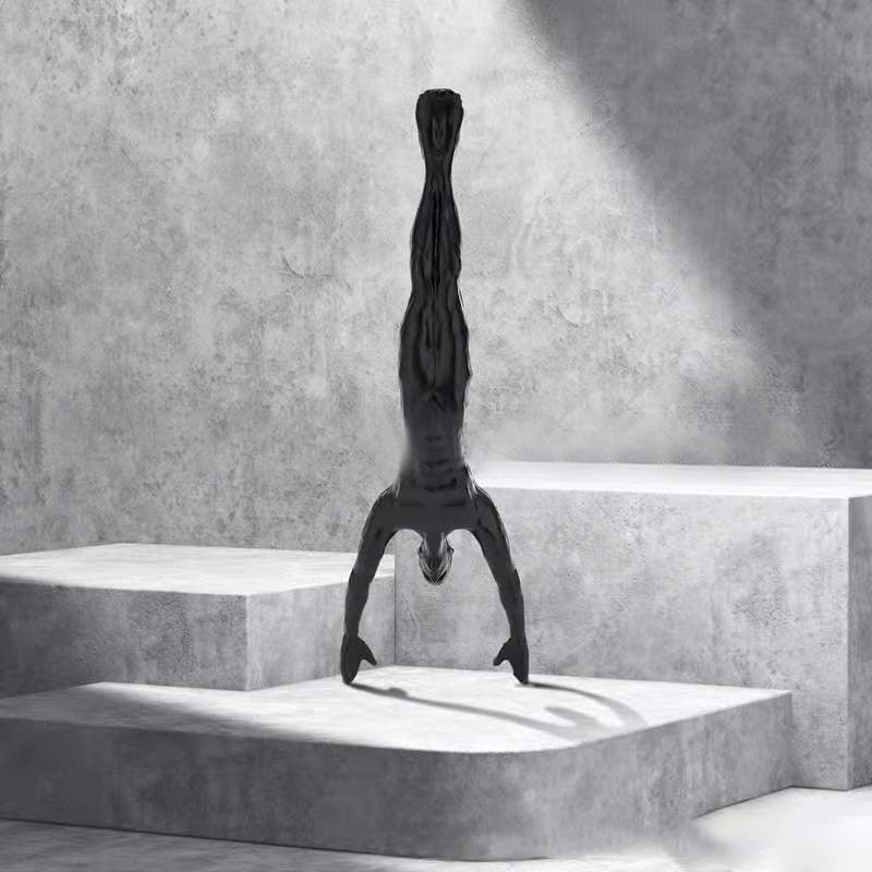3D vægklatrefigur, sort figur der klatrer på en lodret overflade, moderne boligdekoration.