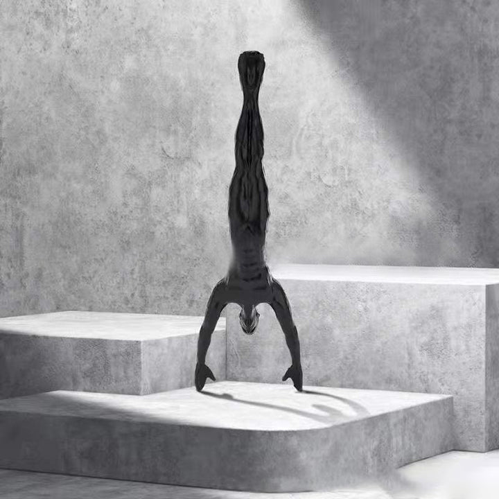3D vægklatrefigur, sort figur der klatrer på en lodret overflade, moderne boligdekoration.