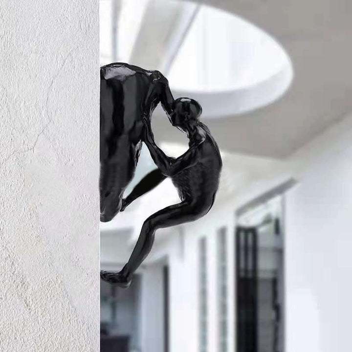 3D vægklatrefigur, sort figur der klatrer på en lodret overflade, moderne boligdekoration.