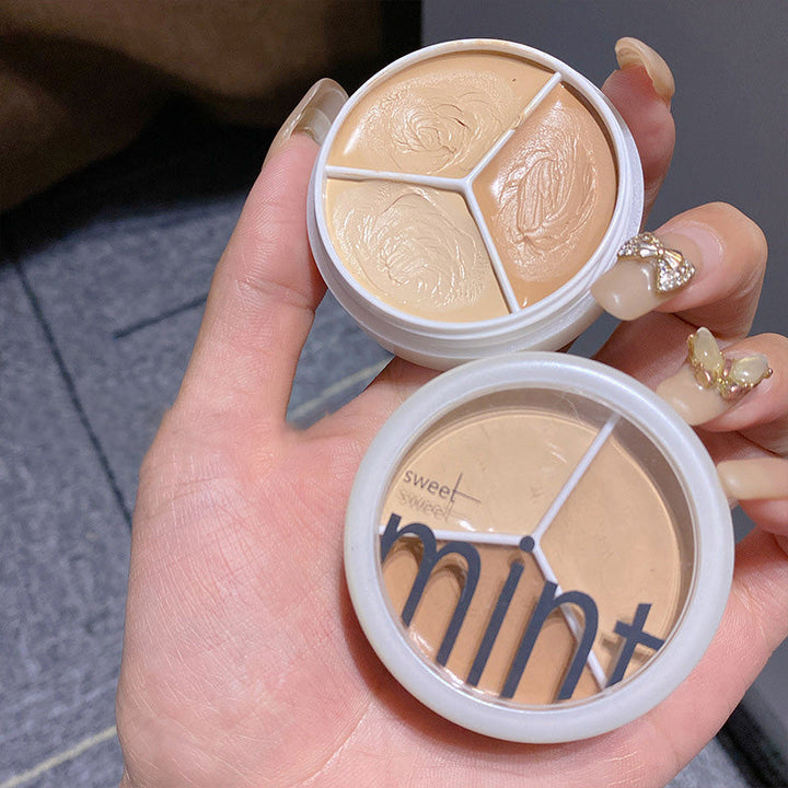 Trefarvet langtidsholdbar concealer SPF 20, kompakt og stilfuld emballage, velegnet til alle hudtoner og giver UV-beskyttelse