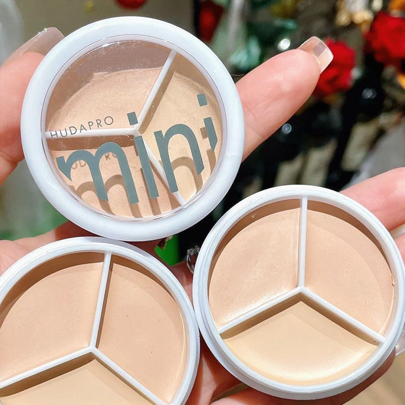 Trefarvet langtidsholdbar concealer SPF 20, kompakt og stilfuld emballage, velegnet til alle hudtoner og giver UV-beskyttelse