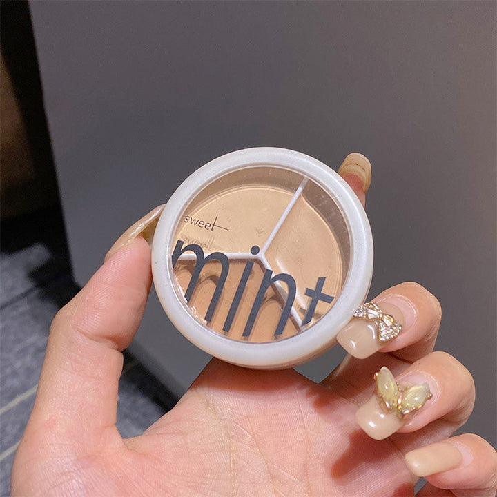 Trefarvet langtidsholdbar concealer SPF 20, kompakt og stilfuld emballage, velegnet til alle hudtoner og giver UV-beskyttelse