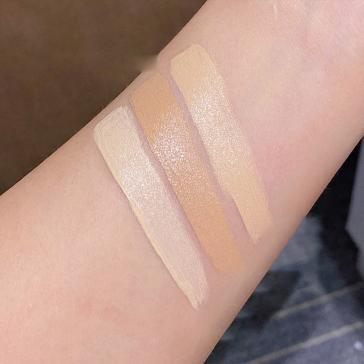 Trefarvet langtidsholdbar concealer SPF 20, kompakt og stilfuld emballage, velegnet til alle hudtoner og giver UV-beskyttelse