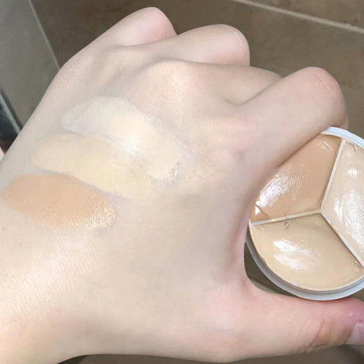 Trefarvet langtidsholdbar concealer SPF 20, kompakt og stilfuld emballage, velegnet til alle hudtoner og giver UV-beskyttelse