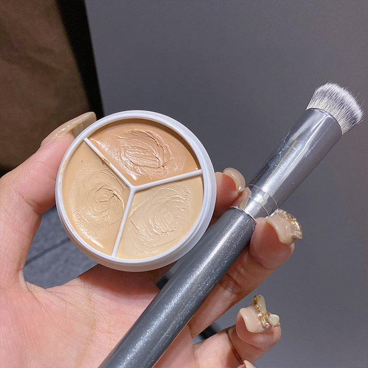 Trefarvet langtidsholdbar concealer SPF 20, kompakt og stilfuld emballage, velegnet til alle hudtoner og giver UV-beskyttelse