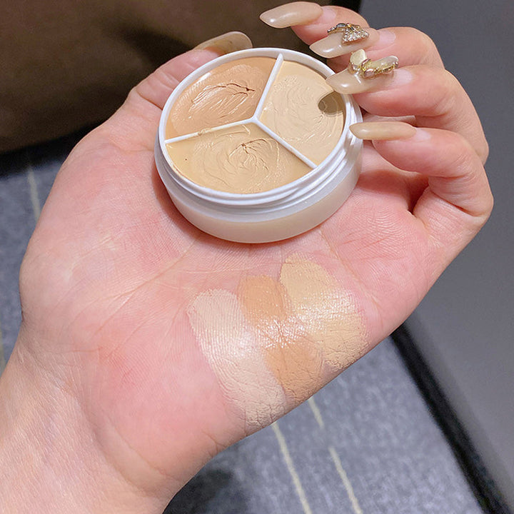 Trefarvet langtidsholdbar concealer SPF 20, kompakt og stilfuld emballage, velegnet til alle hudtoner og giver UV-beskyttelse