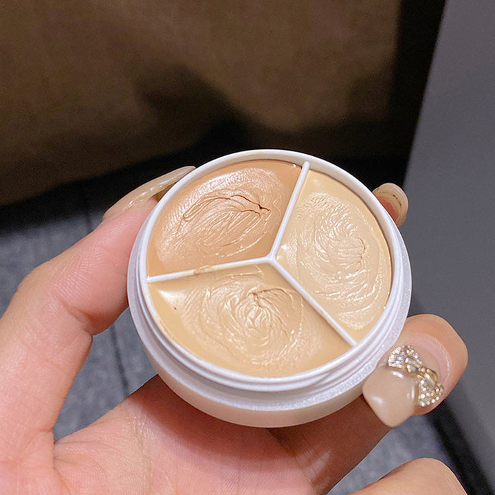 Trefarvet langtidsholdbar concealer SPF 20, kompakt og stilfuld emballage, velegnet til alle hudtoner og giver UV-beskyttelse