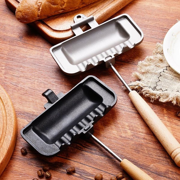 Kompakt dobbelsidet sandwich-bageform i aluminium, sort non-stick belægning, ideel til små køkkener.