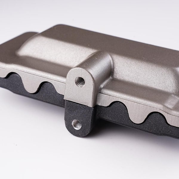 Kompakt dobbelsidet sandwich-bageform i aluminium, sort non-stick belægning, ideel til små køkkener.