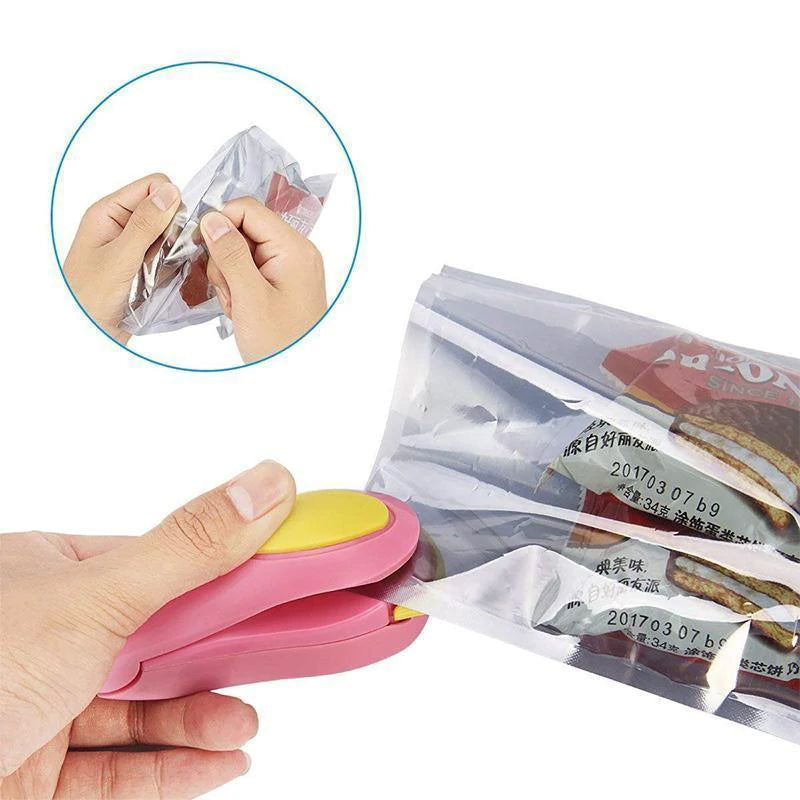 Kompakt bærbar mini varmeforseglingsmaskine til forsegling af plastikposer og opbevaring af mad frisk i køkkenet.