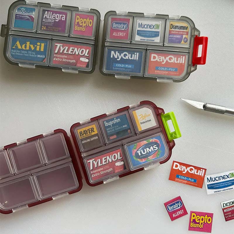 Kompakt bærbar pilleæske, 10 rum, multifarvede etiketter, plastik, gør det nemt at organisere medicin.