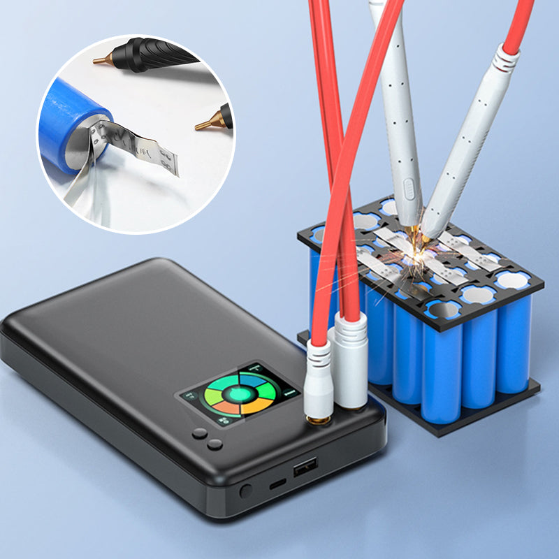 Kompakt bærbar punktsvejser med svejsepind, sort kabinet, LED-skærm, USB-porte, powerbank-funktion.
