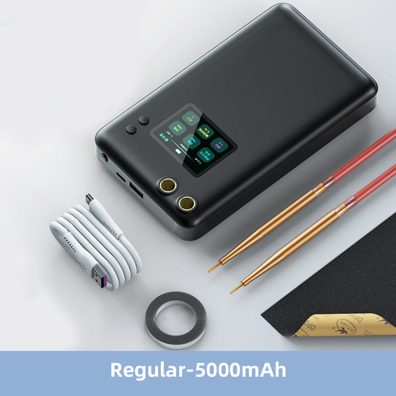 Kompakt bærbar punktsvejser med svejsepind, sort kabinet, LED-skærm, USB-porte, powerbank-funktion.