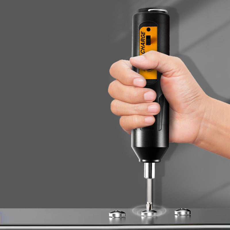 Kompakt bærbar elektrisk skruetrækker, inkluderer flere bitspidser og USB-opladning, velegnet til hjemmebrug.