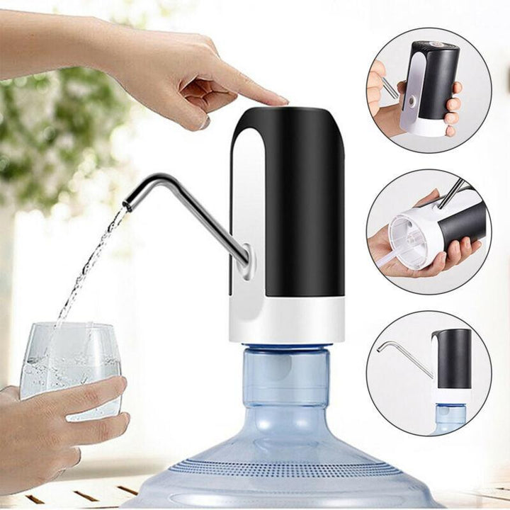 Kompakt bærbar vanddispenser med USB-opladning, sort/hvidt design, passer til de fleste vandtønder.