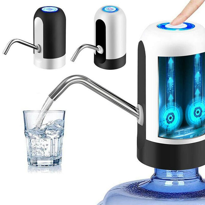 Kompakt bærbar vanddispenser med USB-opladning, sort/hvidt design, passer til de fleste vandtønder.