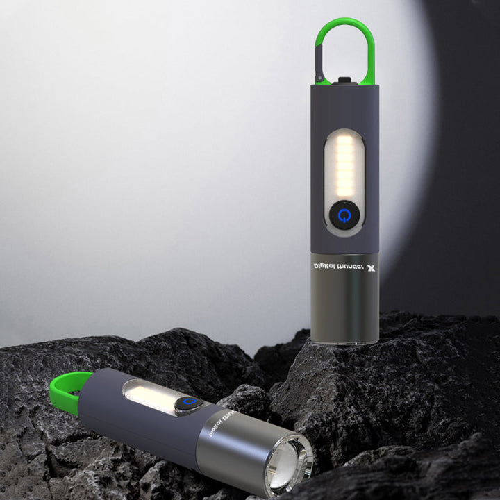 "Kompakti monikäyttöinen zoomattava LED-taskulamppu, 1000 lumenia, USB-C lataus, alumiinirunko ja neljä valotilaa."