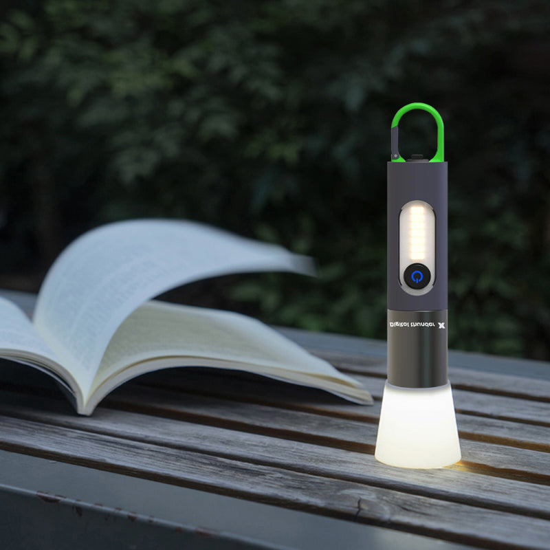 "Kompakti monikäyttöinen zoomattava LED-taskulamppu, 1000 lumenia, USB-C lataus, alumiinirunko ja neljä valotilaa."