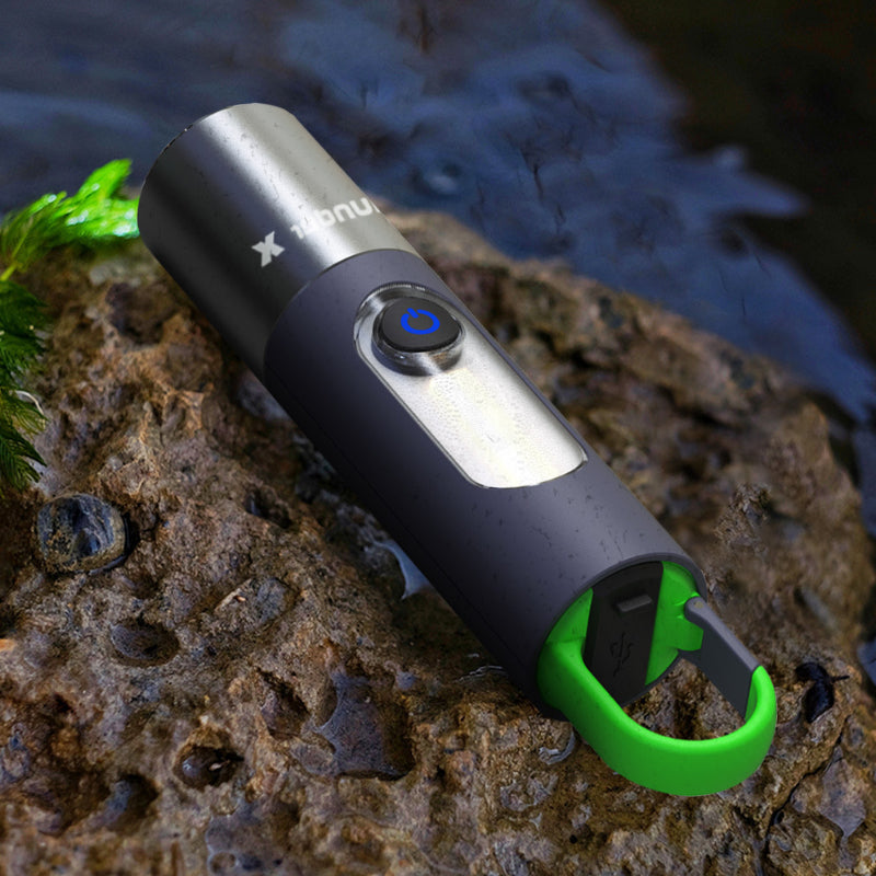 "Kompakti monikäyttöinen zoomattava LED-taskulamppu, 1000 lumenia, USB-C lataus, alumiinirunko ja neljä valotilaa."