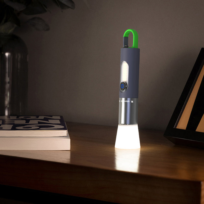 "Kompakti monikäyttöinen zoomattava LED-taskulamppu, 1000 lumenia, USB-C lataus, alumiinirunko ja neljä valotilaa."