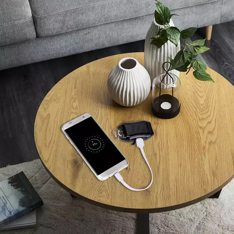 Kompakt hvid og sort mini powerbank nøglering, stilfuldt telefontilbehør, lommevenlig kraftfuld oplader.