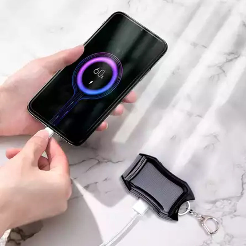 Kompakt hvid og sort mini powerbank nøglering, stilfuldt telefontilbehør, lommevenlig kraftfuld oplader.