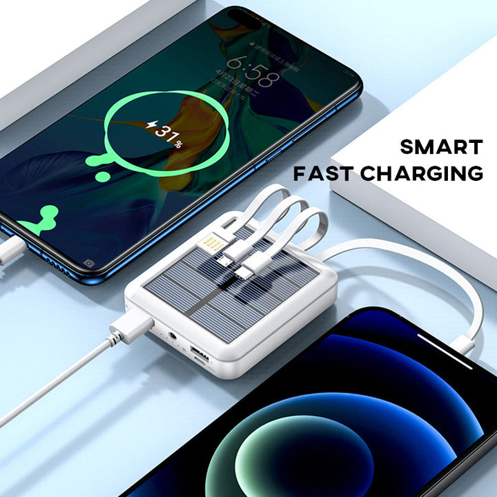 Kompakt sort mini solcelle powerbank med to USB-porte og LED-lommelygte, til camping og udendørs brug.