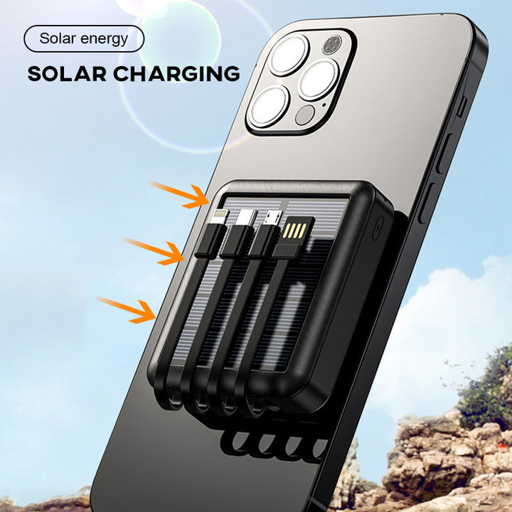 Kompakt sort mini solcelle powerbank med to USB-porte og LED-lommelygte, til camping og udendørs brug.