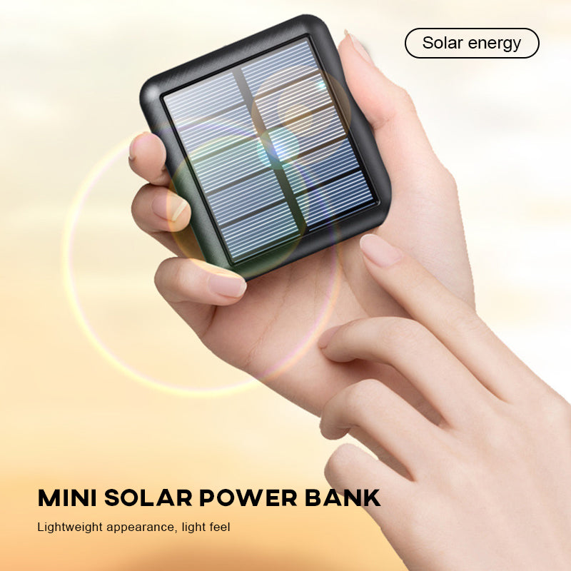 Kompakt sort mini solcelle powerbank med to USB-porte og LED-lommelygte, til camping og udendørs brug.